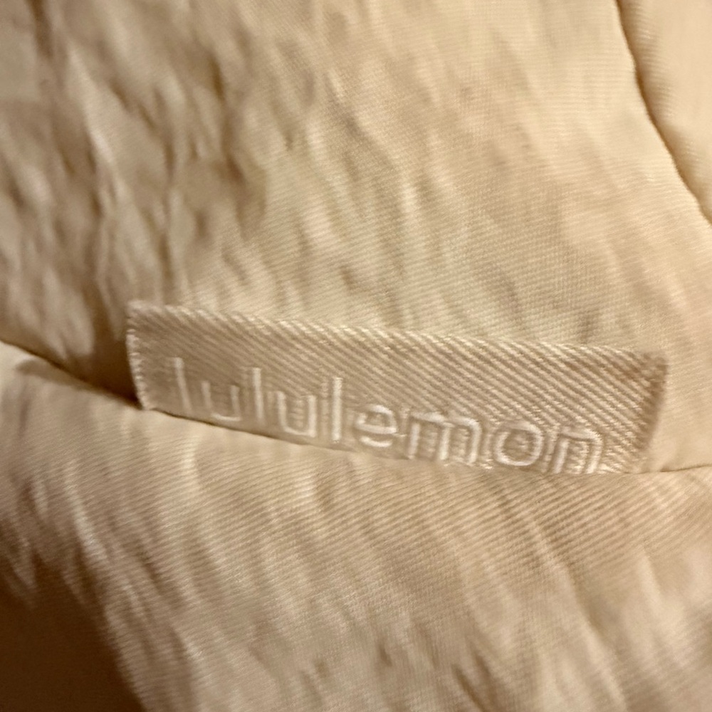 Lululemon Slouchy Sling Bag 6L. Excellent used condition. - Picture 6 of 10